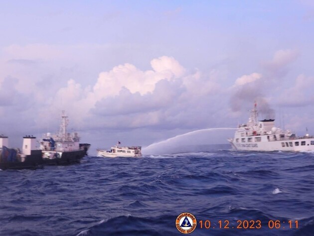 У Південно-Китайському морі біля спірного острова китайські кораблі облили з водомета філіппінське судно. Відео