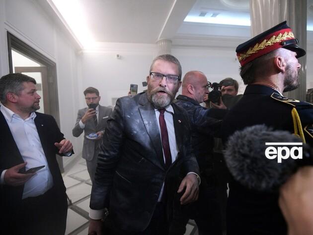 В Польше на заседании Сейма депутат погасил из огнетушителя ханукальную менору. Видео