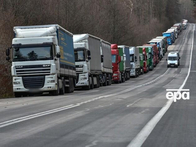 Пропуск вантажівок з України у Словаччину частково відновили