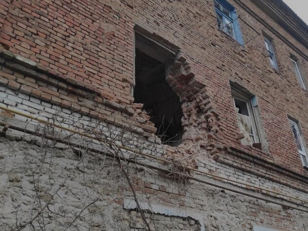 Російська армія обстріляла житловий сектор Херсона, постраждало дві жінки, які перебували вдома. Фото, відео