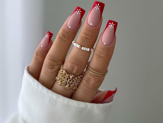 Різдвяний дизайн нігтів. Майстриня з Польщі показала п'ять нових варіантів трендового манікюру