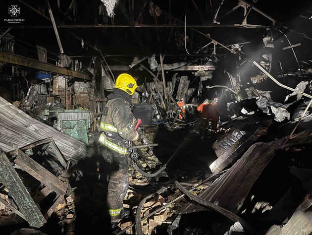 У Київській області спалахнула пожежа на площі 1500 м² через уламки дронів, є руйнування. Фото