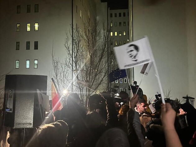 Поклонники Саакашвили пришли в тюремную больницу Тбилиси, чтобы поздравить его с днем рождения. Включали гимны Грузии, Евросоюза и Украины