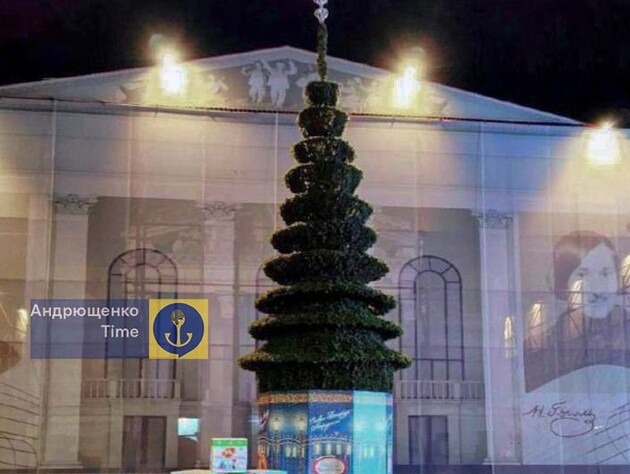 Оккупанты установили елку возле разрушенного Мариупольского драмтеатра