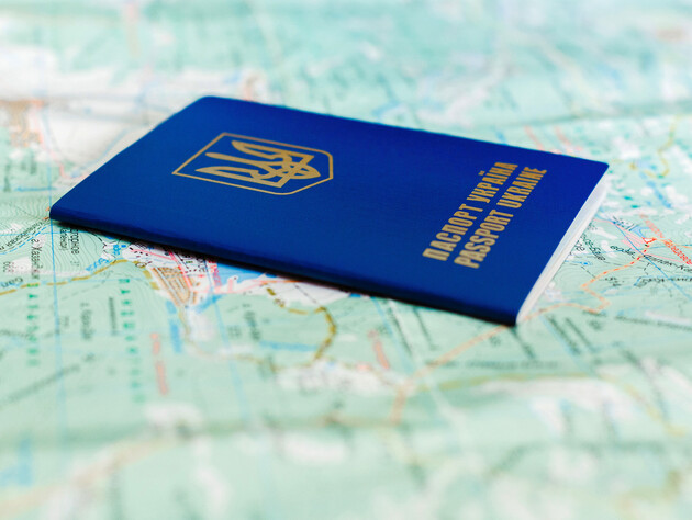 Для оформлення паспорта України за кордоном військовозобовʼязаним чоловікам будуть потрібні військово-облікові документи – проєкт закону