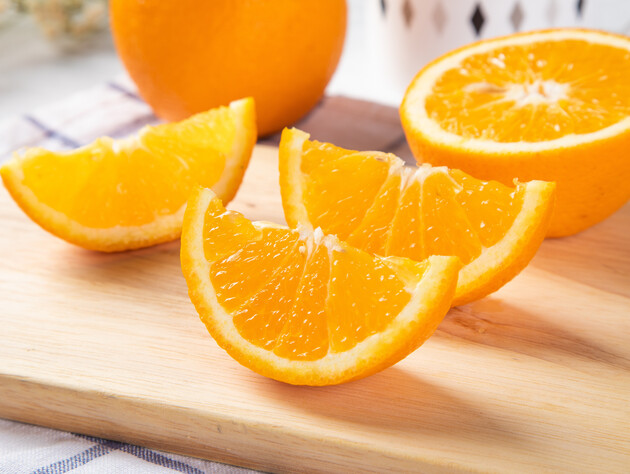 Отрежьте эту часть – и вы за 10 секунд почистите апельсин от кожуры вместе с горькой белой пленкой. Проверенный лайфхак