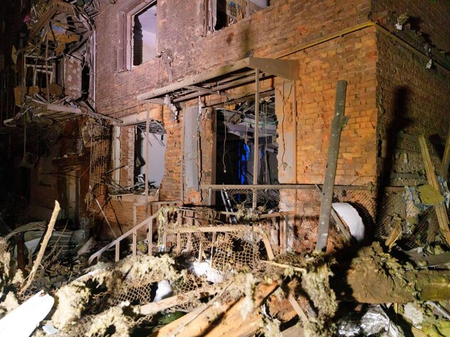 РФ продовжила атаки на Харків. Терехов повідомив, що є влучання дронів Shahed у житлові будинки в центрі міста, виникли пожежі