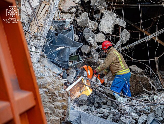 У Києві з-під завалів дістали тіла ще чотирьох загиблих. Кількість жертв атаки 29 грудня зросла до 27 