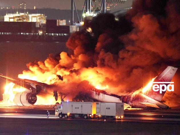 В аеропорту Токіо повністю згорів лайнер Japan Airlines. Перед приземленням він зіткнувся із літаком берегової охорони. Відео