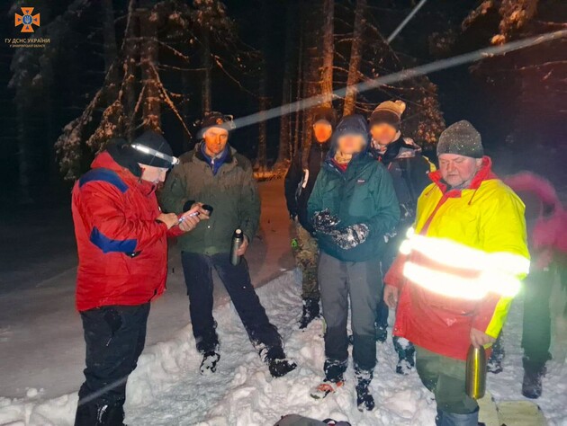 На Закарпатті рятувальники відшукали польських туристів, які заблукали в горах