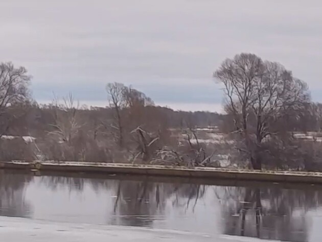 У Чернігівську область річкою приплив понтонний міст окупантів. Відео