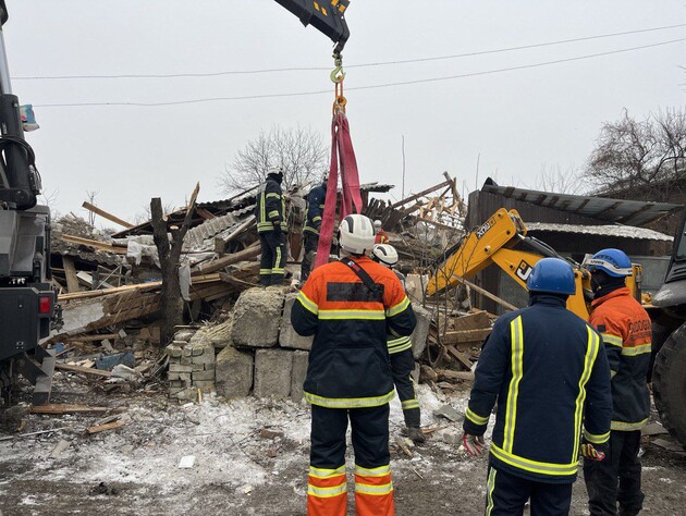 В Змиеве из-под завалов извлекли тело женщины, погибшей от удара российской ракеты – ОВА 
