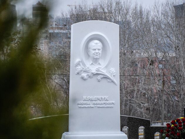 В Киеве открыли памятник первому президенту Украины Кравчуку. Фоторепортаж