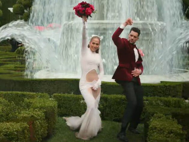 Лопес в новом клипе выходит замуж в платье c вырезами в форме сердца на животе и бедрах от украинского дизайнера Фролова. Видео