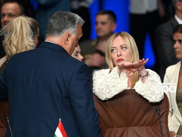 Мелоні підштовхує Орбана до розблокування допомоги Україні – Bloomberg