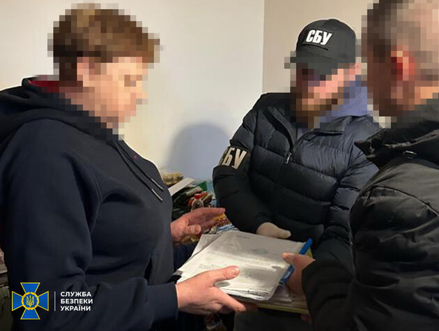 СБУ задержала экс-чиновницу, подозреваемую в предоставлении оккупантам машин скорой помощи для депортации украинских детей в РФ