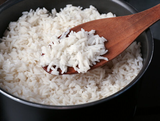 Скільки води треба взяти для приготування рису. Клопотенко назвав правильні пропорції та розповів, як довго потрібно варити цю крупу