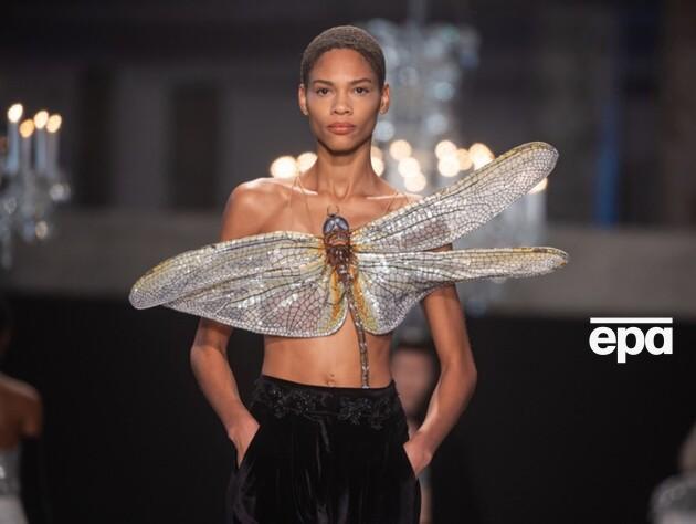 Метелики, скарабеї й гусениці на вечірніх сукнях. Дизайнер з Індії презентував на Тижні моди в Парижі колекцію, присвячену комахам. Фото
