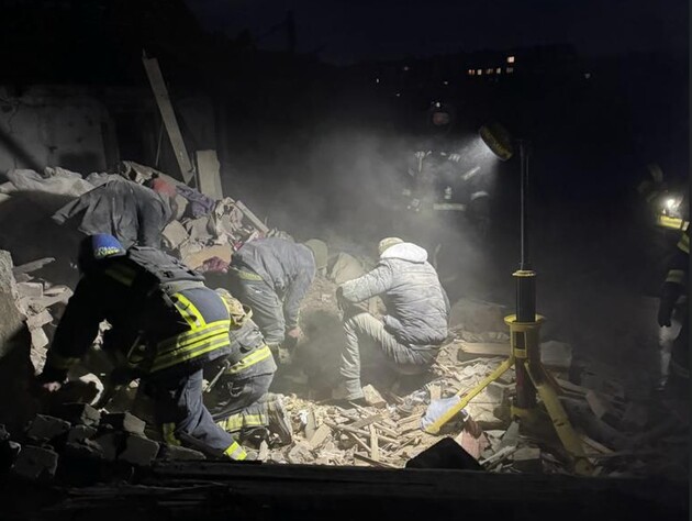 Окупанти завдали ракетного удару по Гірнику, пошкоджено дві багатоповерхівки й 43 приватні будинки. У Донецькій ОВА повідомили про двох загиблих і вісьмох поранених