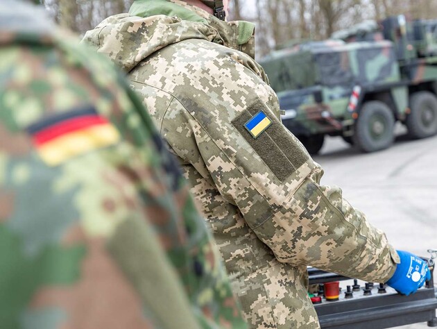 Бронетехніка, снаряди й ракети для IRIS-T. Німеччина оголосила про нову військову допомогу Україні
