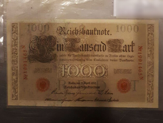 Житель Німеччини намагався вивезти з України до Польщі колекції старовинних банкнот і поштових марок. Фото