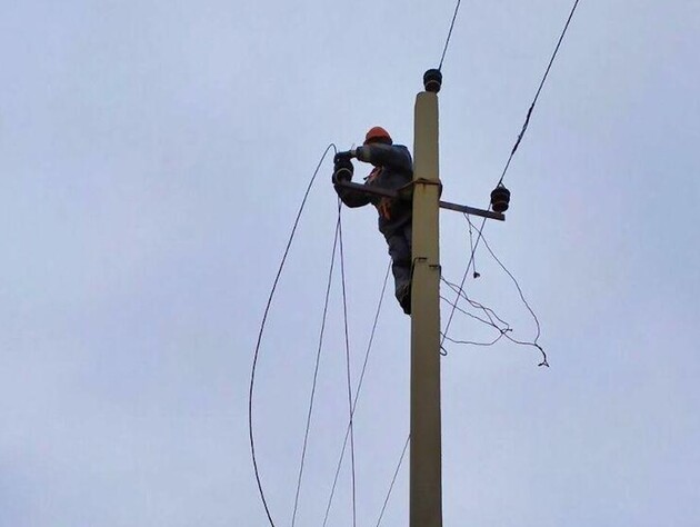 За два дні ДТЕК під'єднав до електрики 3 тис. сімей, які були без світла через російські атаки