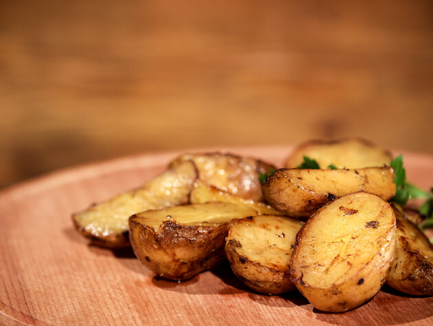 Полейте картофель этим соусом за 10 минут до готовности – и он получится невероятно вкусный и хрустящий. Рецепт с видео 