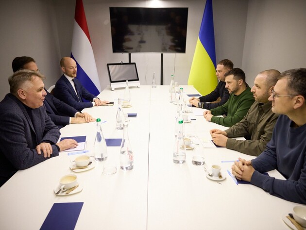 Премьер Нидерландов вместе с Зеленским принял участие в заседании военного кабинета в Харькове. Они пообщались с Сырским, Умеровым и Олещуком
