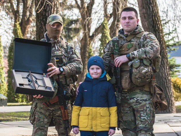 Восьмилетний киевлянин, потративший собранные средства на дрон для военных, получил подарок от сотрудников компании по производству БПЛА 