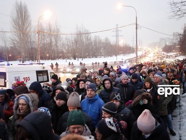 У Росії почали затримувати людей, які приходили на похорон Навального. Поліція їх вистежує через відеокамери
