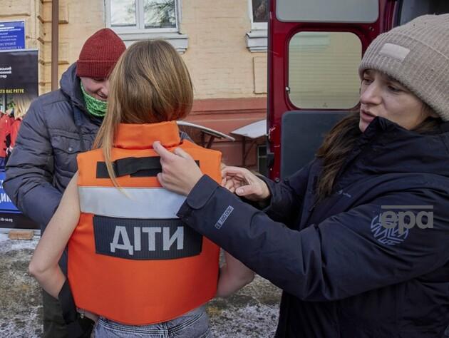 Через безпекову ситуацію із чотирьох населених пунктів Донецької області примусово евакуюють дітей – Мінреінтеграції