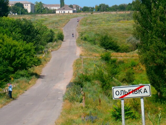 Російська армія обстріляла село в Херсонській області, загинула жінка, її брата поранили – ОВА