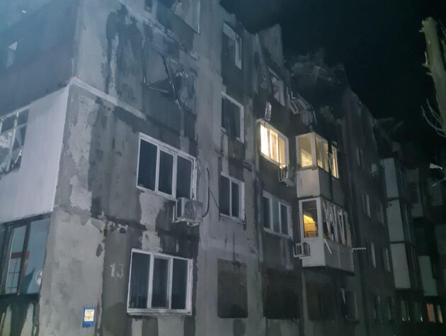 Окупанти вночі вдарили по Мирнограду, поціливши у п'ятиповерхівку. Двоє людей загинули, ще п'ятьох поранено. Фото