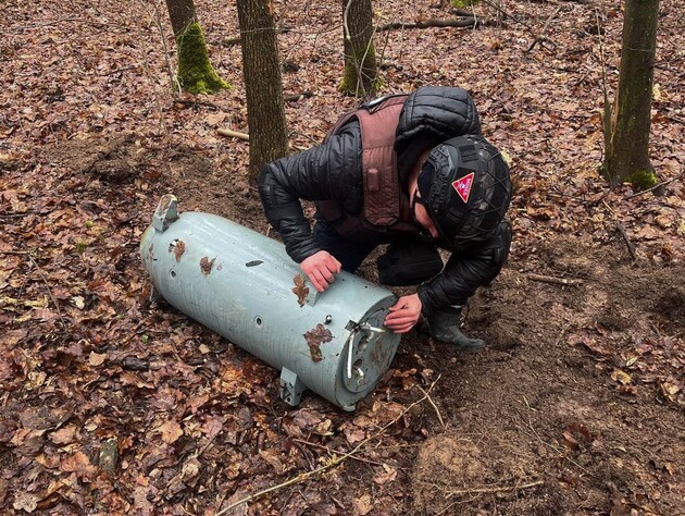 В Винницкой области сотрудники ГСЧС уничтожили боевую часть ракеты Х-101. Ее обнаружили в лесу