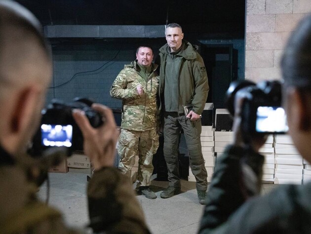 Кличко з'їздив на Донбас, щоб передати захисникам на передовій дрони і системи РЕБ
