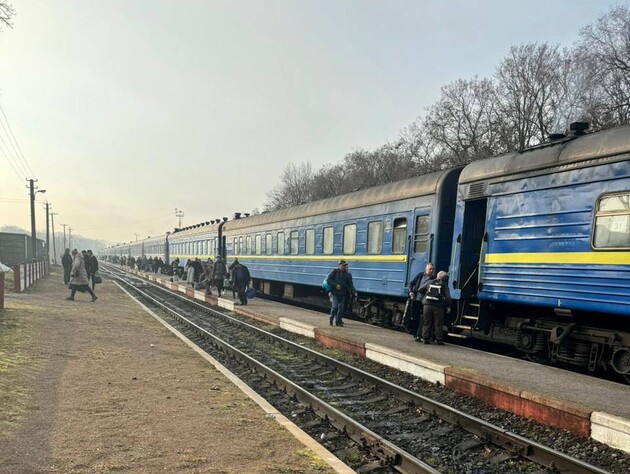 В Хмельницкой области закрыли движение поездов на одном из участков из-за сдвига грунта