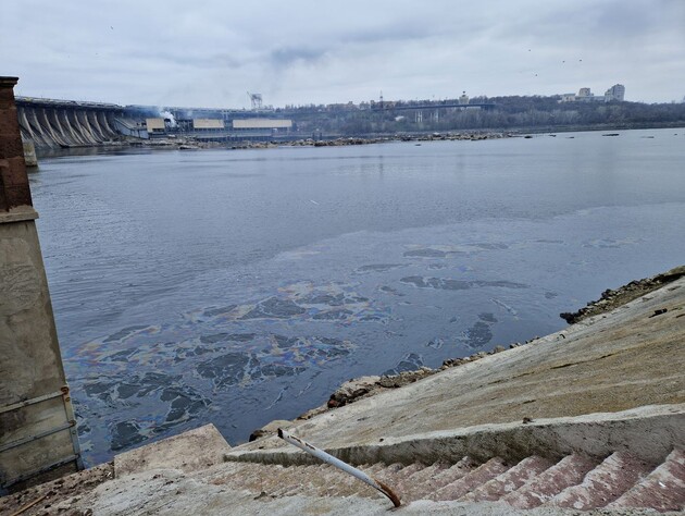 Удар РФ по ДнепроГЭС. В реку Днепр попали нефтепродукты, специалисты отобрали пробы воды. Фото