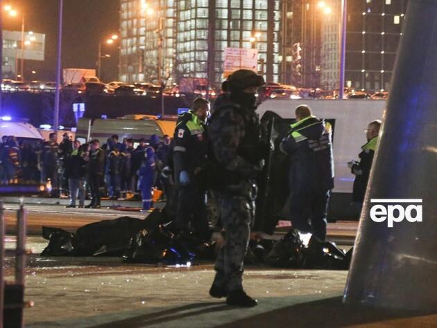 РосСМИ пишут о задержании двух подозреваемых в теракте под Москвой. Среди террористов якобы есть таджики, МИД Таджикистана заявил, что это фейк