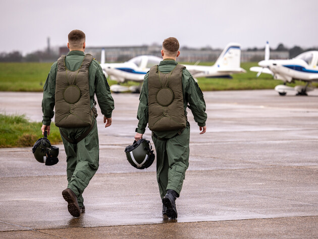 Підготовка до F-16. Перші 10 українських пілотів пройшли базове навчання у Великобританії і продовжать тренування у Франції. Фото