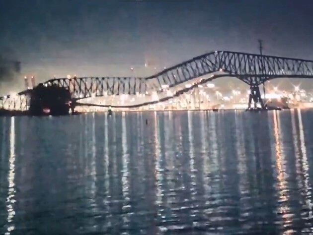 В американском Балтиморе корабль врезался в мост и разрушил его. Видео