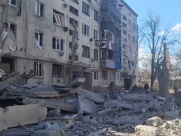 Россия сбросила полуторатонную авиабомбу на жилую пятиэтажку в Красногоровке, трое человек пострадали. Видео