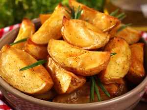 Запеченный картофель с чесночным соусом и курицей. Рецепт от Клопотенко