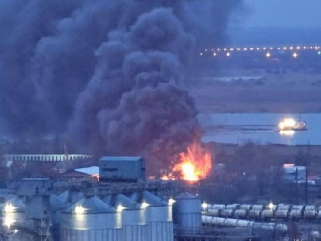 В российском Ростове вспыхнул пожар в районе зернового терминала. Местные паблики сообщили о серии взрывов