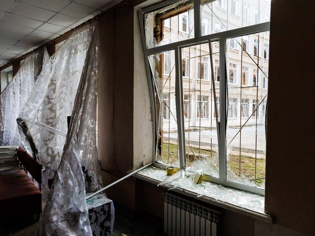 Россияне двумя управляемыми авиабомбами полностью разрушили поликлинику в Волчанске, ранен мирный житель – ОВА 