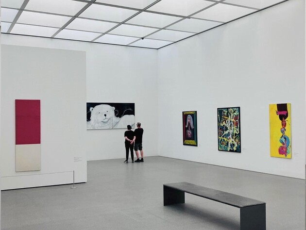 Музей в Мюнхене уволил сотрудника, который тайно повесил рядом с работами Уорхола свою картину. Посетители галереи его творчество не оценили