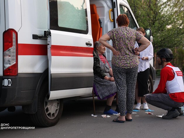 Число пострадавших в Днепровском районе из-за ракетной атаки РФ возросло до 12, в Днепре повреждены 33 дома, побиты авто. Фото