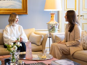 В белой блузке с пышными рукавами и брюках-палаццо. Первая леди Украины встретилась с королевой Дании. Фото