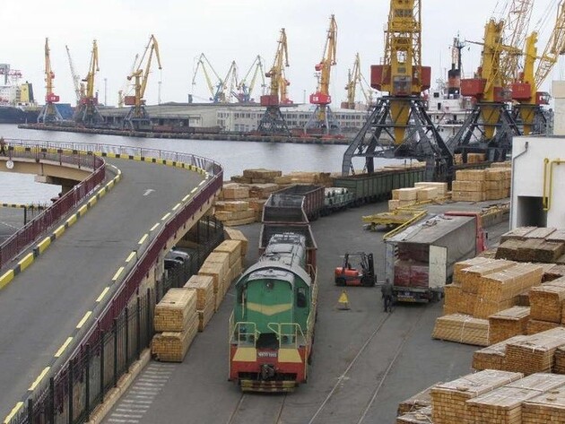 В оккупированном Мариуполе запустили железную дорогу в порт, чтобы вывозить украденный металл – Андрющенко