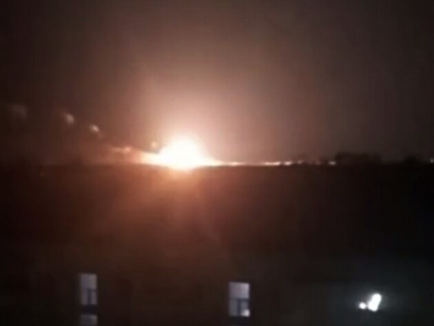 В Крыму прогремели взрывы на военном аэродроме Джанкой, начался крупный пожар. Видео