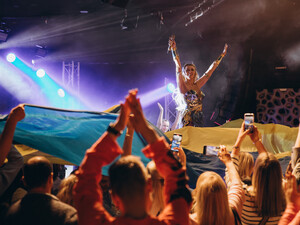 На концерте Поляковой во Франкфурте развернули 18-метровый флаг Украины. Певица расплакалась. Фото